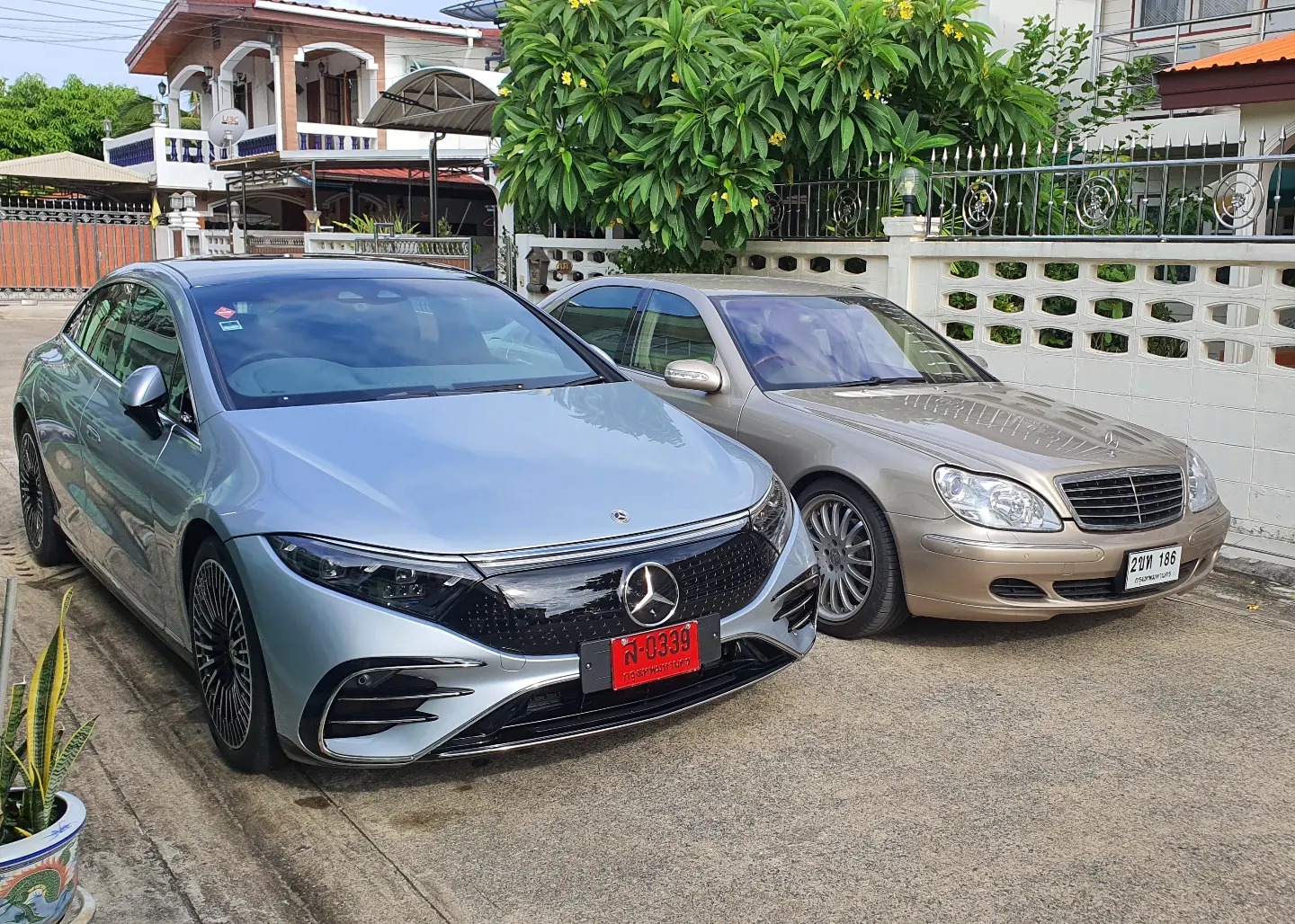 เปรียบเทียบขนาดรถ Mercedes-Benz EQS vs S-Class W220