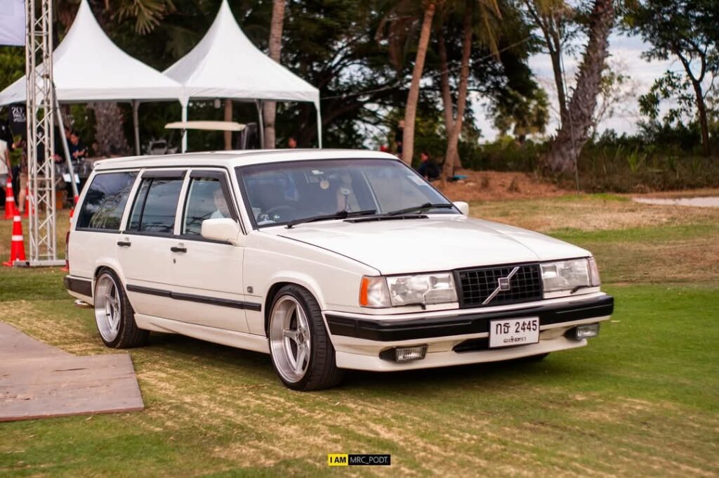 Volvo 940 แวนสีขาว ในงาน Amata Spring Classic d’Elegance 2024