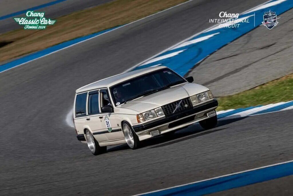 Volvo 940 แวน ลงสนามช้างในงาน Chang Classic Car Revival 2024